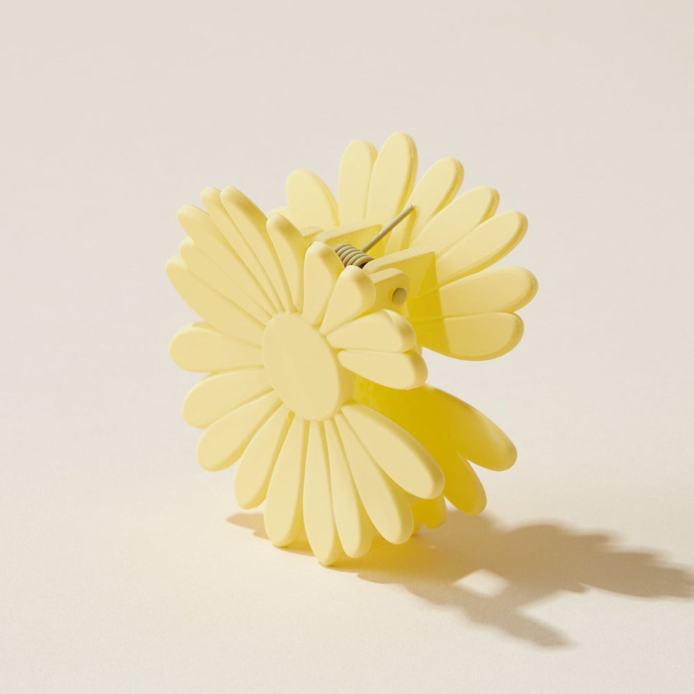 
            
                Load image into Gallery viewer, Rubber Coated Flower Claw Hair Clips
            
        