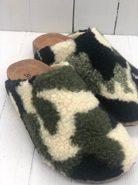 
            
                Load image into Gallery viewer, Camo - Cork Bottom Slippers
            
        